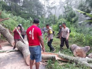 Sigap, Polisi bersama Warga Tangani Longsor di Ponorogo, Jalur Ngrayun-Jajar Kembali Lancar