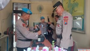 Propam Polres Kediri Pengecekan dan Pemeriksaan Senjata Api di Personel Polsek Wates Untuk Menghindari Penyalahgunaan Senpi