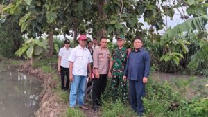 Kapolsek Krian dan Pemdes Tinjau Normalisasi Pengairan di Desa Terik