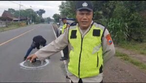 Respon Curhatan Warga, Polres Ngawi Tandai Jalan Berlubang Untuk Keselamatan Lalulintas