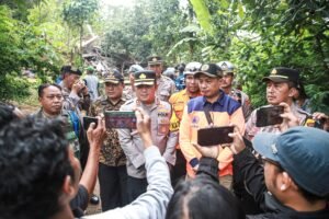 Polres Jombang Bersama TNI, Bantu Pencarian Korban Tanah Longsor