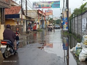Jalan Aspal Kolonel Sugiono Desa Kureksari Rusak dan Berlubang Besar