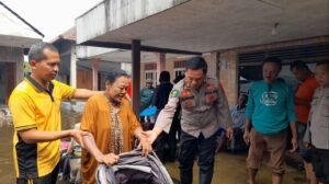 Polresta Sidoarjo Peduli Kesehatan Warga Terdampak Banjir Desa Kedungbanteng