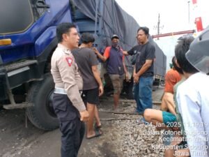 Truck Fuso Muat Plat Baja Besi Nyangkut di Rel KA Kureksari, Lalu Lintas Lumpuh 4 Jam