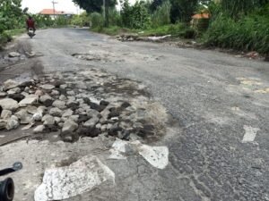 Jalan Aspal Desa Pejangkungan Depan Makam Pesarean Rusak Berat