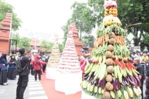 Tradisi dan Budaya: Gunungan Sedekah Bumi Warnai Harjasda Sidoarjo ke-166