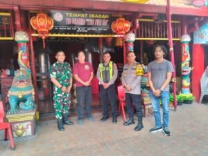 Cek Kesiapan Perayaan Imlek di Klenteng Teng Swie Bio, Kapolsek dan Danramil Krian Turun ke Lokasi