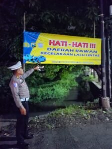 Polisi Pasang Banner Himbauan Rawan Kecelakaan Lalu Lintas di Jalan Raya Trosobo