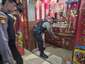 Jelang Imlek Polres Tanjungperak Sterilisasi Sejumlah Klenteng di Surabaya