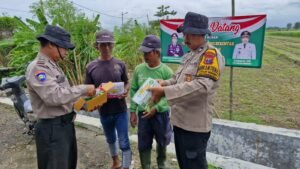 Polsek Balongbendo Serahkan Pupuk untuk Tanaman Jagung ke Masyarakat