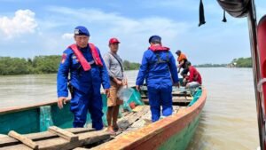 Adanya Potensi Cuaca Ekstrim, Satpolairud Polresta Sidoarjo Patroli Temui Nelayan