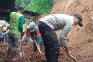 Polsek Sawahan Sigap Tangani Longsor di Dusun Tiling