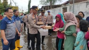 Polres Pasuruan Kota Evakuasi Warga Terdampak Banjir dan Beri Bantuan 1000 Nasi Kotak