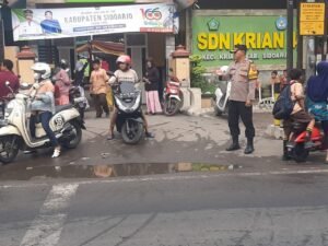 Kapolsek Krian Turun Langsung Atur Arus Lalu Lintas di Depan SDN Krian 3