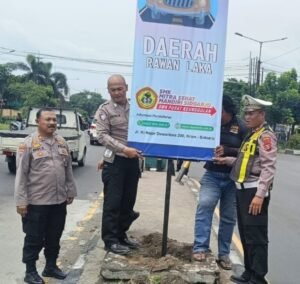 Kapolsek Krian Pasang Papan Himbauan Waspada, Cegah Laka Lantas di Wilayah Krian