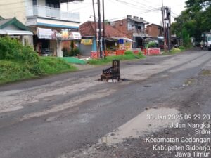 Banyak Lubang dan Aspal Rusak di Jalan Nangka Sruni, Warga Beri Tanda dengan Kursi dan Tong Sampah