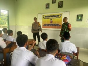 Wayang Pandawa Polsek Krembung Datangi Sekolah