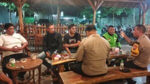 Kapolsek Krian Cangkruan Kamtibmas Bersama Komunitas PSHT Cabang Krian di Warkop Krian