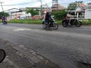 Jalan Aspal Depan Telkom Desa Ketajen Rusak Berlubang, Warga Harapkan Perbaikan Segera