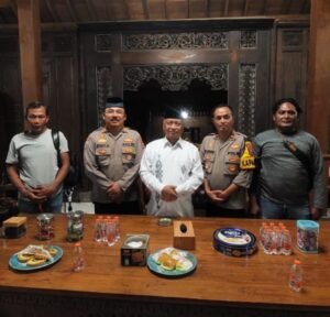 Kapolsek Krian Silaturahmi ke Pengasuh Ponpes Al-Amanah, Romo KH. Nurcholis Misbah di Desa Junwangi