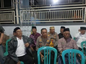 Kapolsek Krian Bersama Anggota Hadiri Pemakaman dan Sampaikan Belasungkawa untuk Alm. H. Sugiyarno, Kepala Desa Terungkulon Krian