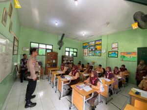 Kanit Binmas Polsek Krembung Edukasi Bahaya Perundungan ke Pelajar