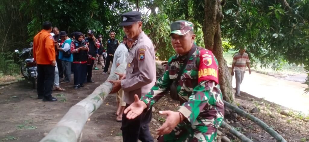 Sinergi, Polisi Bersama TNI dan Warga Bersihkan Sisa Material Banjir di Probolinggo