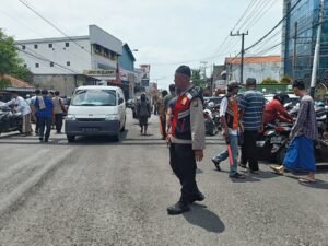 Polsek Krian Berikan Pengamanan dan Pengaturan Arus Lalu Lintas bagi Jamaah Sholat Jum’at di Masjid Kauman Krian