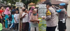 Polsek Taman Peduli dengan Bagikan Makanan Gratis 
