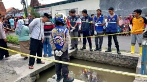 Polsek Tarik Tangani Temuan Mayat, Di Duga Peristiwa Laka Tunggal yang Terjebur ke Sungai 