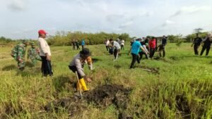 Kapolsek Tulangan Sinergi Bersih Lingkungan dan Tanam Pohon
