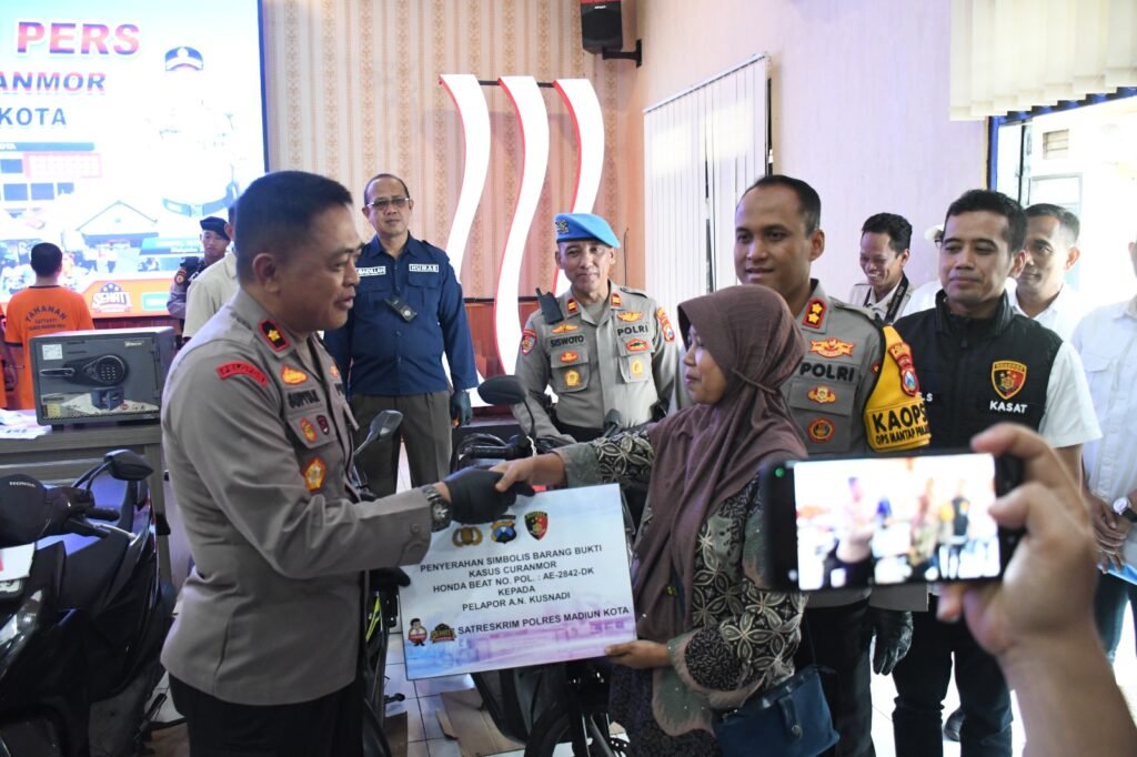 Polres Madiun Kota Temukan dan Serahkan Motor yang Hilang, Korban Curanmor Tersenyum Riang