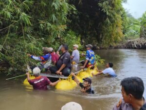 Tiga Pilar Bersama Kepala Desa dan Karang Taruna Gelar Aksi Bersih Sungai Winongan