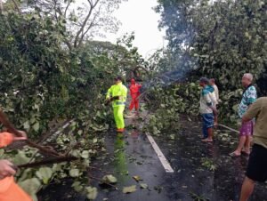 Sinergitas Polres Ngawi bersama TNI Gotong Royong Tangani Bencana Hidrometeorologi