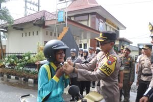 Operasi Keselamatan Semeru, Polres Trenggalek Bagi-bagi Helm Gratis