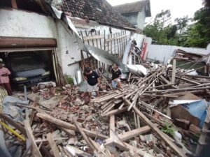 Polsek Kejayan Salurkan Bansos kepada Dua Rumah Warga Yang Tersapu Angin Puting Beliung 