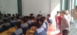 Kanit Binmas Polsek Krian Polresta Sidoarjo Gelar Penyuluhan Bahaya Narkoba dan Kenakalan Remaja di SMK 2 Krian