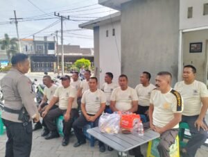 Bhabinkamtibmas Desa Gamping Beri Pelatihan Beladiri dan PBB kepada Security Dua Group
