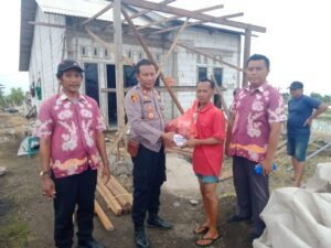 Angin Kencang Mengakibatkan Puluhan Rumah Rusak di Pasuruan, Kapolres Salurkan Bantuan