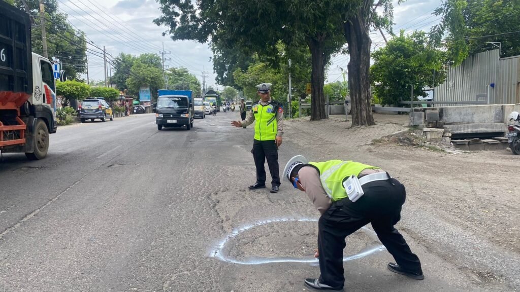 Operasi Keselamatan Semeru 2025 Polisi Beri Tanda Jalan Berlubang di Sidoarjo