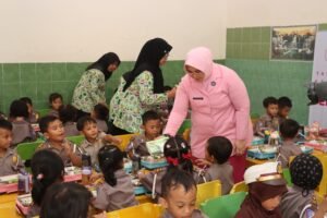 Sukseskan MBG, Ketua YKB Jatim Berbagi Makan Bergizi di TK Kemala Bhayangkari 78 Pamekasan