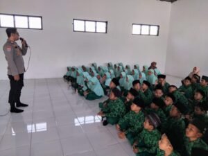 Polsek Krembung Edukasi Bahaya Bullying di MI As Syakira