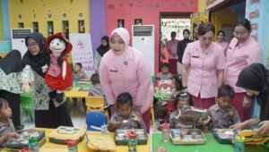 Yayasan Kemala Bhayangkari Daerah Jatim Bagikan Makan Bergizi di Sidoarjo