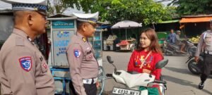 Kanit Lantas Polsek Taman Tegur Pengendara Roda Dua yang Tidak Pakai Helm