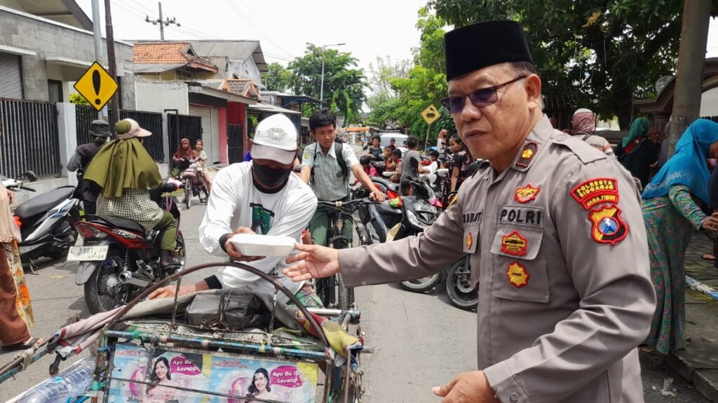 Jumat Berkah Polsek Taman Bagikan Makanan Gratis 