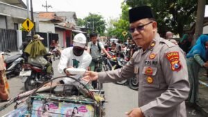 Jumat Berkah Polsek Taman Bagikan Makanan Gratis 