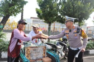 Operasi Keselamatan Semeru di Jumat Berkah Polres Tuban Ajak Masyarakat Tertib Lalin Dengan Berbagi Nasi Kotak
