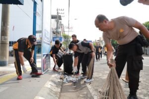 Respon Keluhan Masyarakat Saat Curhat Kamtibmas Polisi Kerja Bhakti Bersihkan Tumpukan Sampah di Jember
