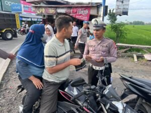 Edukasi Pentingnya Penggunaan Helm bagi Pengendara