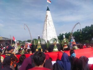 Forkopimka Krian Hadiri Ruwat Desa Sedenganmijen, Takjub dengan Tumpeng Raksasa 15 Meter